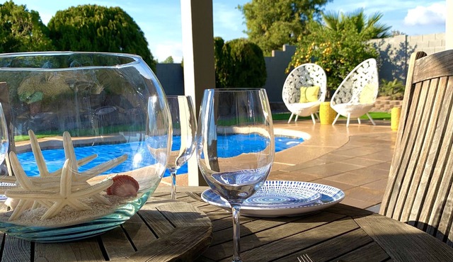 Heated pool! A coastal cottage in the desert! Three week maximum per stay.