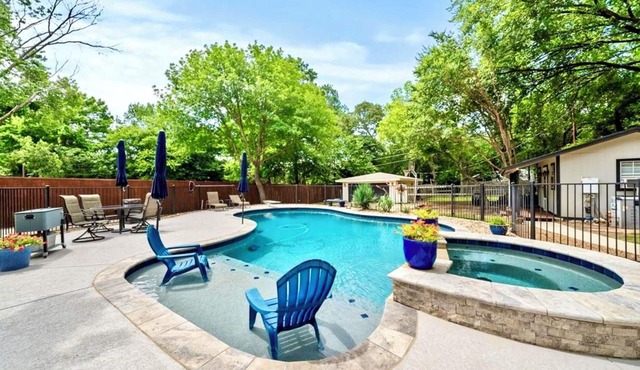 Heated Pool and Hot Tub, Backyard Oasis