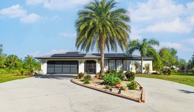 Heated pool and spacious lanai! 3br home in Punta Gorda, 2 acres with pond