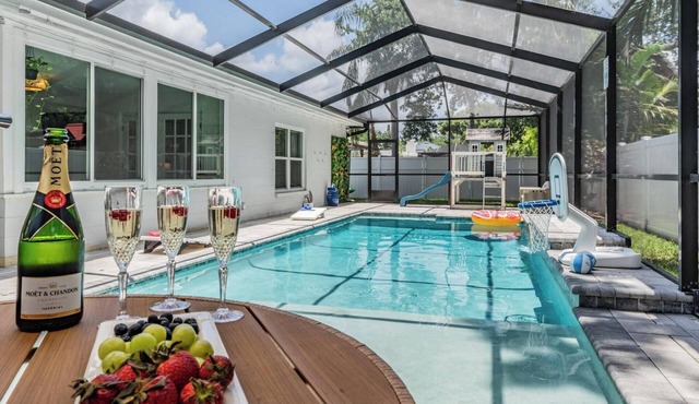 Heated pool, arcade, 6 TVs, 4-bedroom house with AC, WiFi in brilliant Tampa