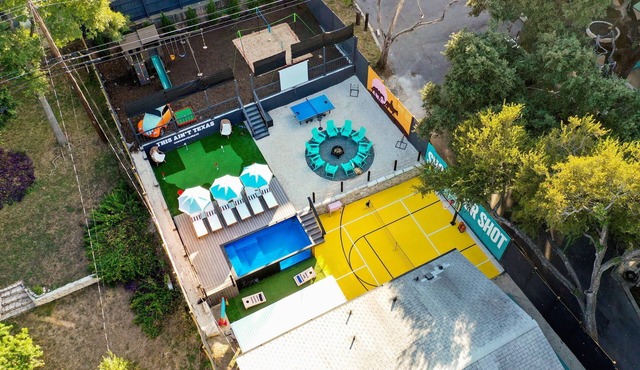 Heated Pool, B-ball, Golf, 3mi Downtown, Sleeps 18nn