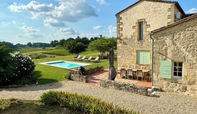 Heated pool, beautiful traditional stone house & stunning views near St Émilion