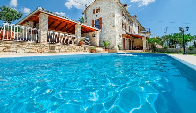 Heated pool, boat trips, barbecue, WiFi, bicycles, table tennis