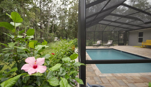 Heated Pool Cheerful, Pet- friendly 3 Bedroom