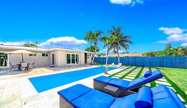 Heated Pool! Close To Beach & Shops!
