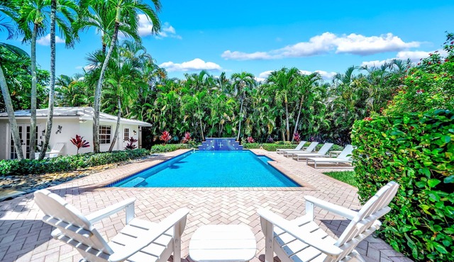 Heated Pool! Close To Beach+Avenue! Quaint Style!