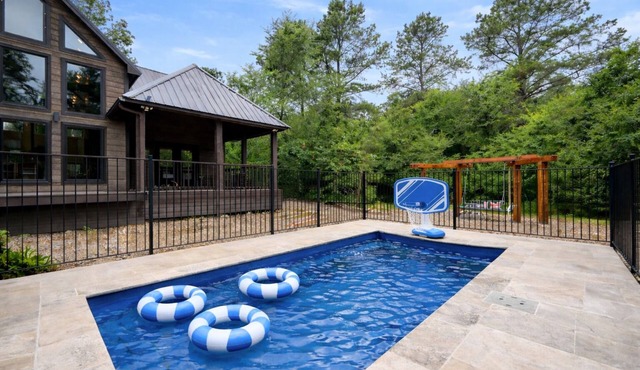 Heated Pool ColdPlunge Sauna HotTub Firepit Playground Arcade Heart of Hochatown