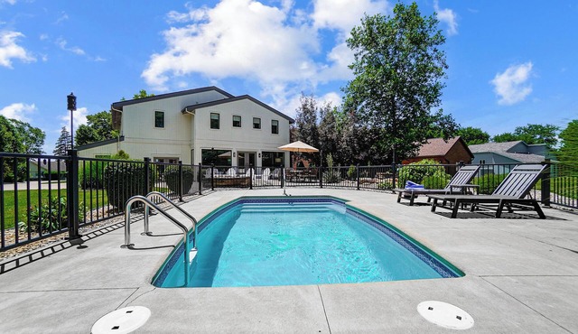 Heated Pool, Dock & Hot Tub Spacious Dog-Friendly Near Lake