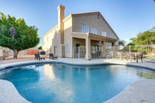 Heated Pool & Fire Pit: Family Home in Chandler