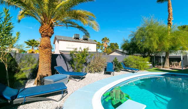 Heated Pool for a fee, 5 Bedroom, Wifi, Near Strip 2 Story Home