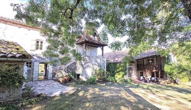 Heated pool + tennis court: Barn conversion with space to relax