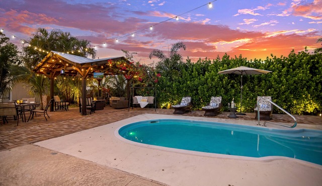 Heated Pool /Game Room /5+ Beds /Pet OK