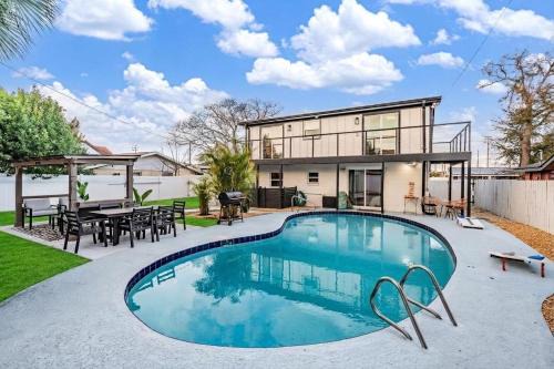 Heated Pool & Game Room Pet Friendly Near Stadium & Airport
