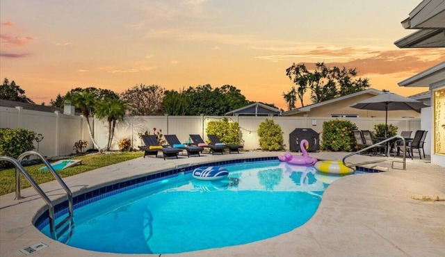 Heated Pool Gulf Coast Retreat 8 Mins to Beaches