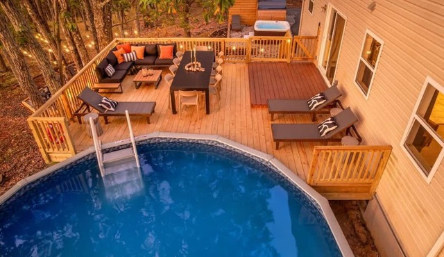 Heated Pool, Hot Tub, Sauna, Fire Pit, Game Room