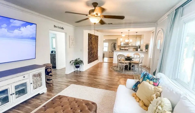 Heated pool home 5 min to downtown sleeps up to 8. Pet friendly!n