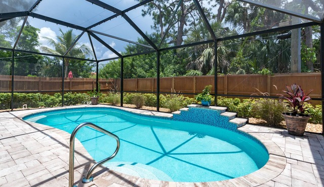 Heated pool home just 19 minutes walk to Vanderbilt Beach