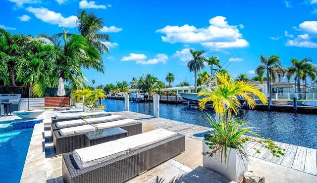 Heated Pool & Hot Tub! Waterfront+1 Mile To Beach!