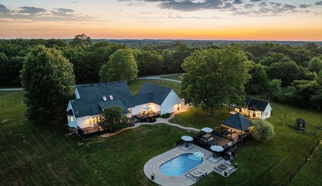 Heated Pool, Hot Tub, Game Room, EV charger, Sleeps 20