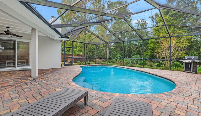 Heated Pool, Hot Tub, Bikes, Minutes to Clearwater Beach & Honeymoon Island!