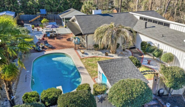 Heated pool-Hot tub-Dog friendly-3 Living spaces- 5BR; 4bath; 2mi to Master’s