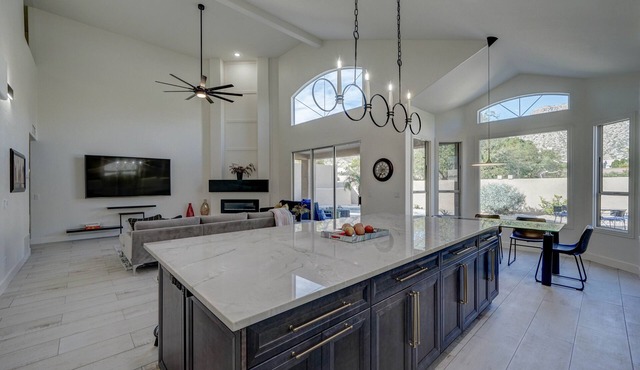 Heated Pool Hot Tub, Hiking Near Trailheads Golf, Full Remodel, 5 Beds 3 Baths