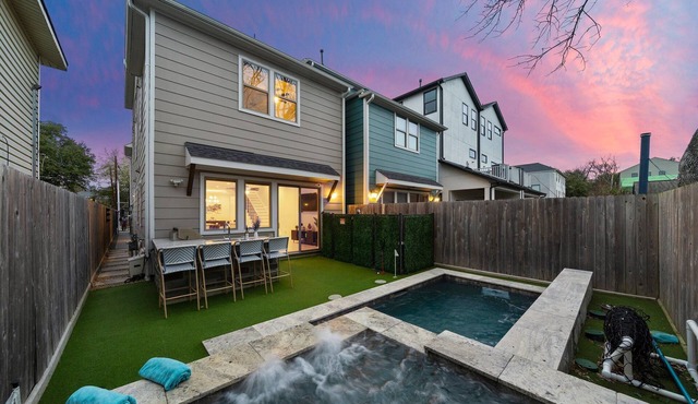 Heated Pool. Hot Tub. King Beds. Backyard W/Grill. 2 Living Rooms. Garage