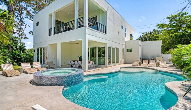 Heated Pool & Hot Tub, Near Beaches & Downtown