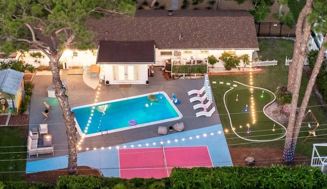 Heated Pool★Hot Tub★Pickleball★Mini Golf★Theater★Dogs OK