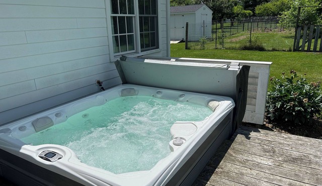 Heated Pool, Hot Tub, panoramic mountain views, near Vineyards + UVA