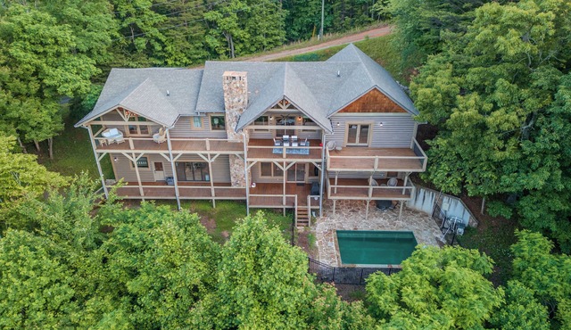 Heated pool & hot tub at huge mountain retreatnn