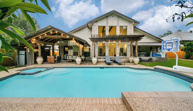 Heated pool & hot tub close to six flags!n