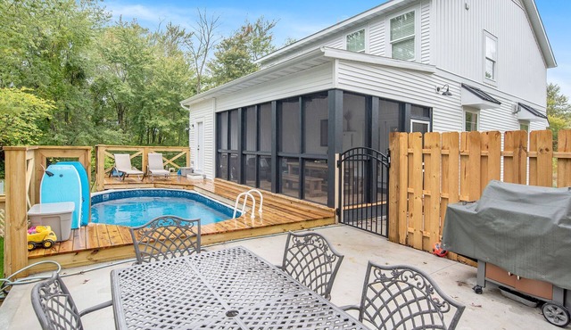 Heated pool & hot tub, Lake MI beach access via a tram plus a theatre room.