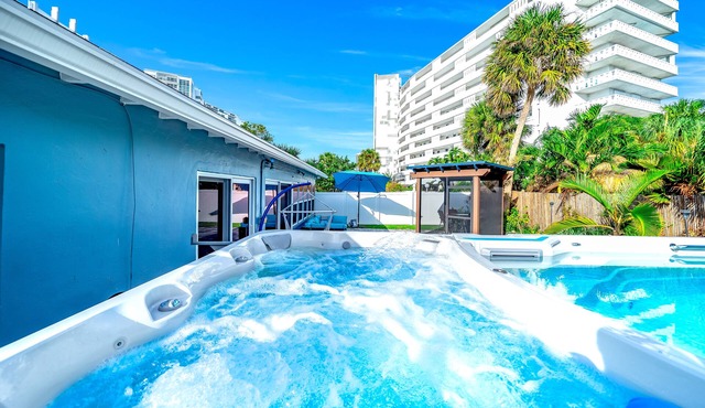 Heated Pool+Hot Tub! Walk To Beach & Shops!