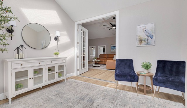 Heated Pool & Hot tub , mini golf, 1 minute from beach