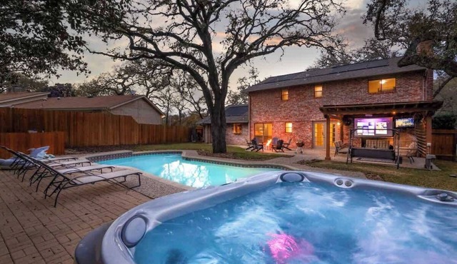 Heated Pool~HotTub~Huge Game Room~Fire Pit~Big Backyard~Alamo City Retreat