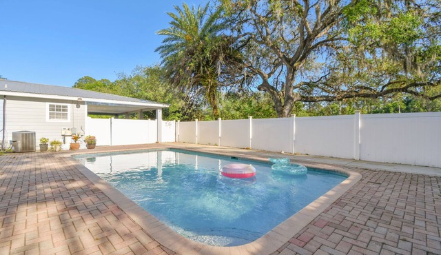Heated pool huge yard mins to beach/DT, small celebrations PAC MAN, pets ok