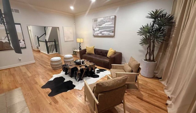 Heated Pool in Montrose Walk to Dining 3BR 2.5BA 3PK 8PL