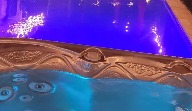 Heated pool, Jacuzzi, Bbq , close to Sawgrass Mall.