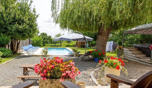 Heated pool, jacuzzi, vineyard views. Walk to restaurant, market, wine tasting.