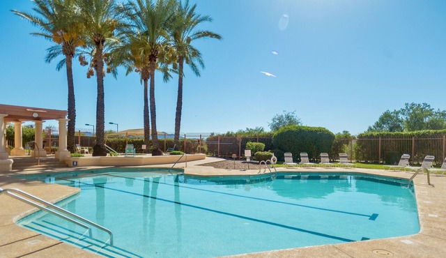 Heated Pool+Jacuzzi, Tennis+Basketball courts, 3 Bedroom & 2.5 bath