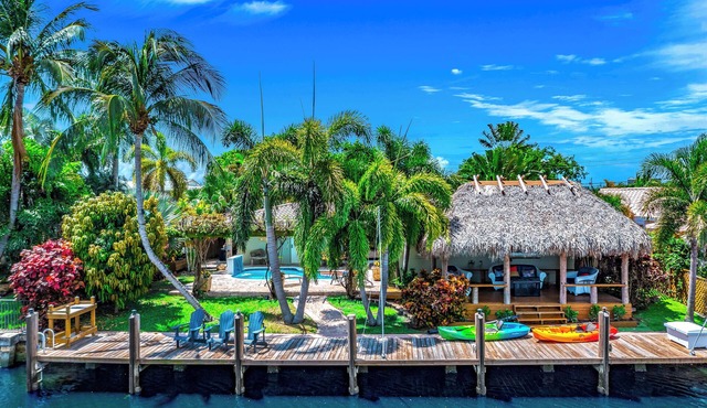 HEATED POOL + KAYAKS! TIKI HUT & 1 MILE TO BEACH!