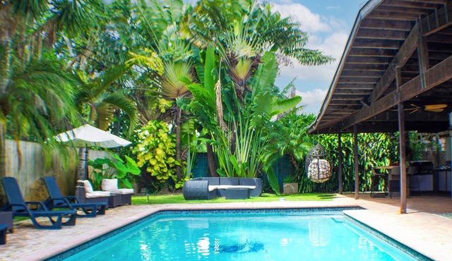 Heated pool, King beds, full outdoor kitchen, gate, blocks from highway exit.