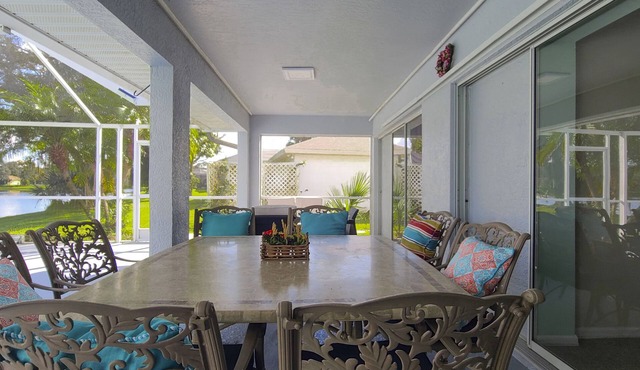Heated pool, lakeview, double king size, 4 bedrooms, 6 beds, 2 bath, sleep 12