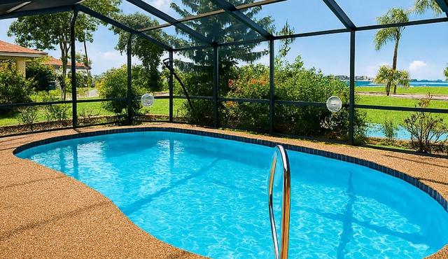 !HEATED POOL/LANAI-BBQ-CANAL WATERFRONT-NEAR BEACH/GOLF/PARK/TENNIS/RESTAURANTS!