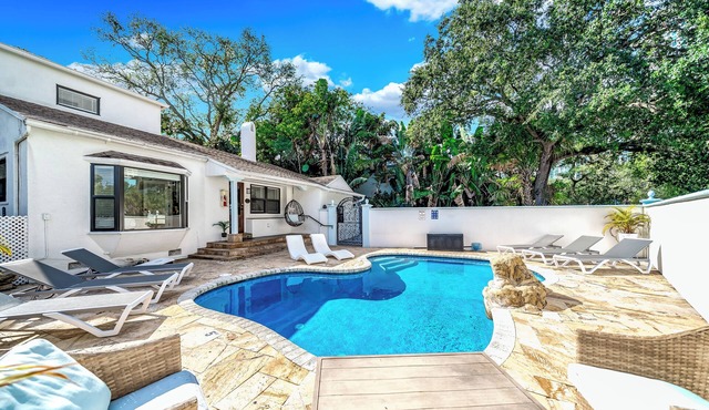 Heated Pool! Massive Gem+Close To Beach & Shops!