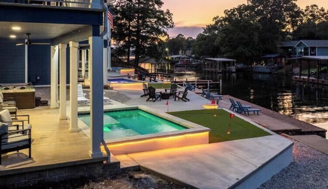 Heated Pool! MiniGolf! Fire Pit! Hot Tub! Lake!