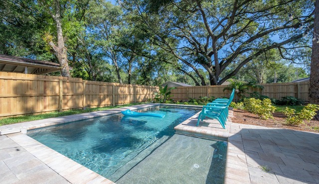 HEATED POOL-Modern Cozy 3 bedroom Cottage