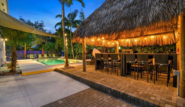 Heated Pool Near Beach Tiki-Cabana Lakefront
