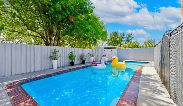 Heated Pool Oasis in LA - Close to Universal